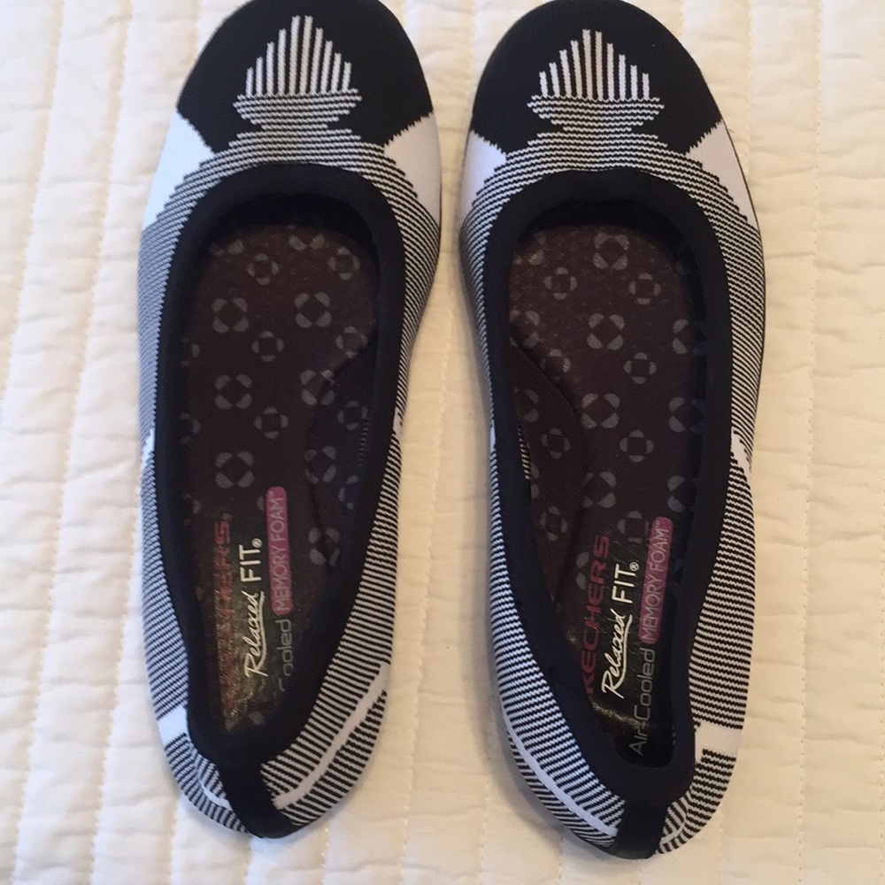 Skechers flats BRAND NEW